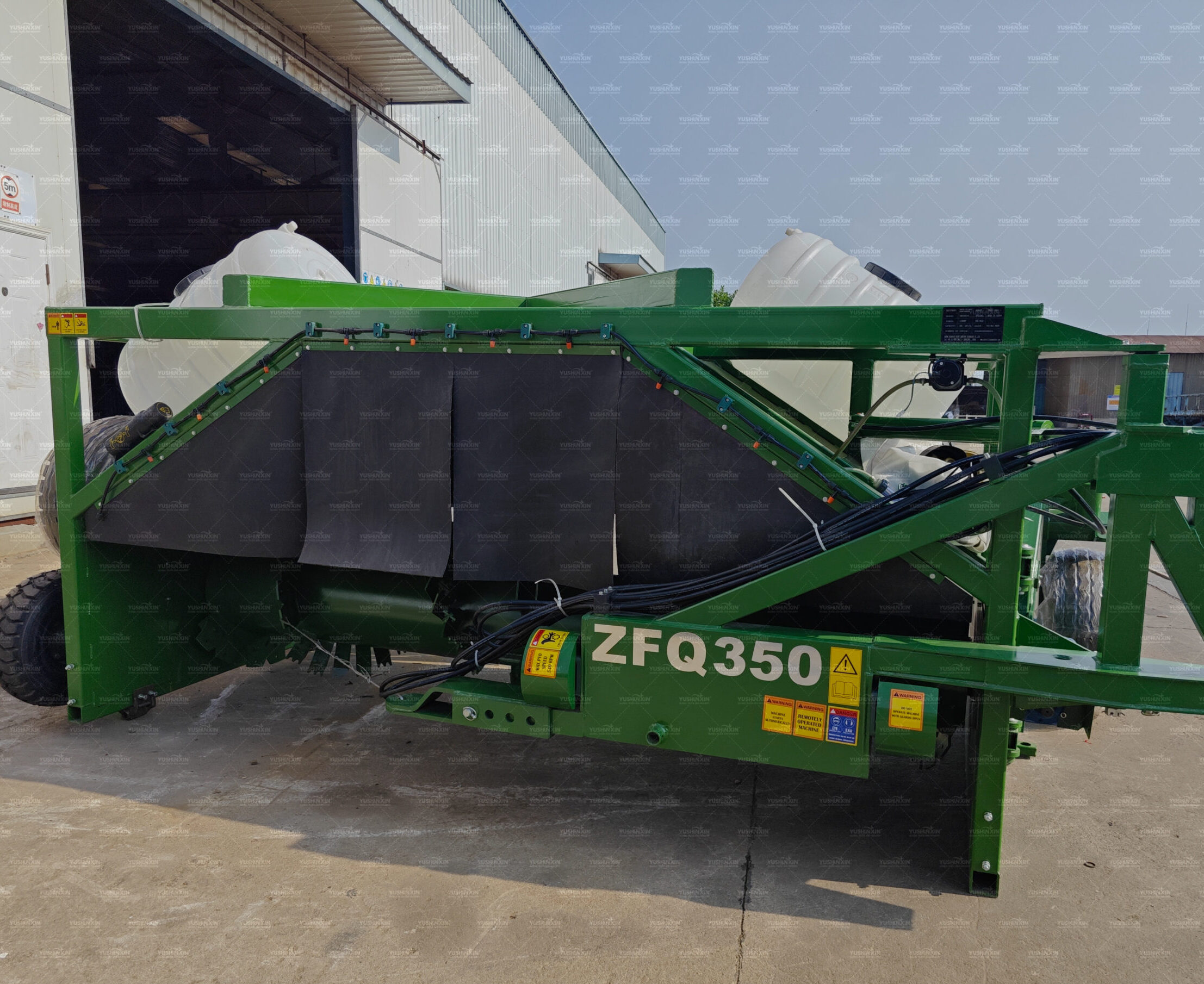 Volteadora de compost remolcada por tractor enviada a Hungría para la producción de fertilizantes orgánicos