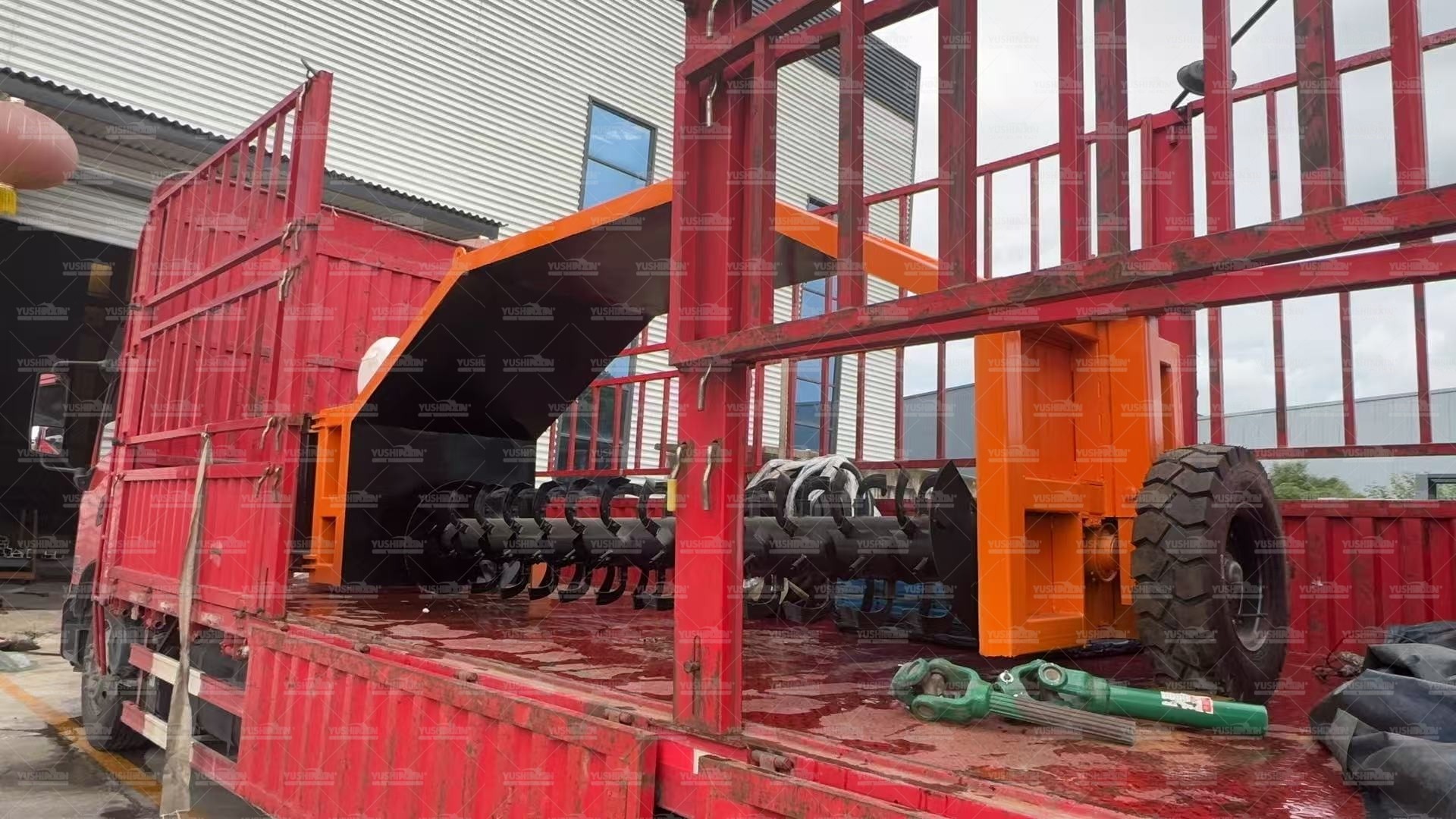 Volteadora de compost remolcada y fiable enviada a Uzbekistán para un proyecto de fertilizantes orgánicos